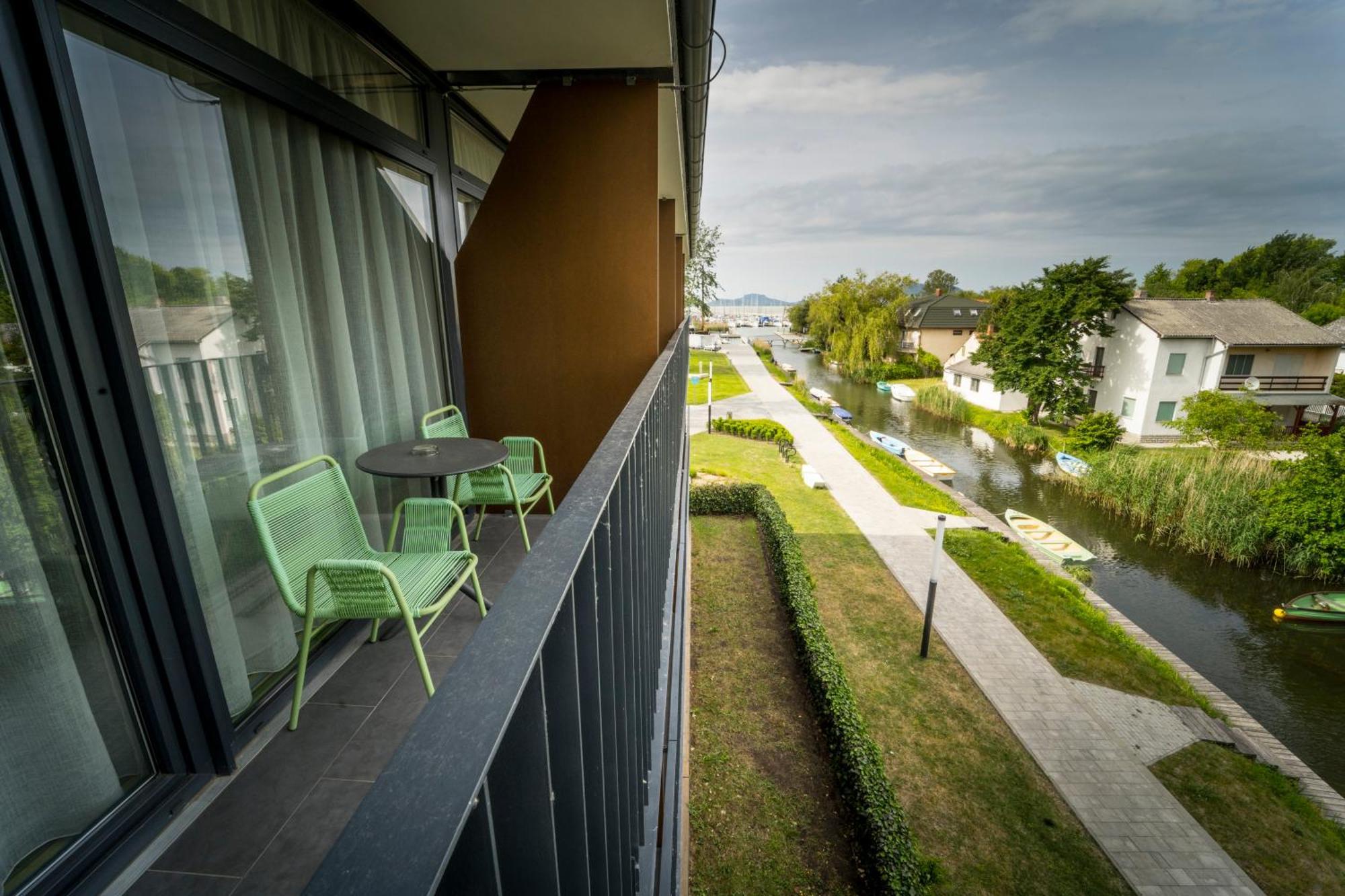 Hotel Fenyves Yacht Club Superior Balatonfenyves Exterior foto
