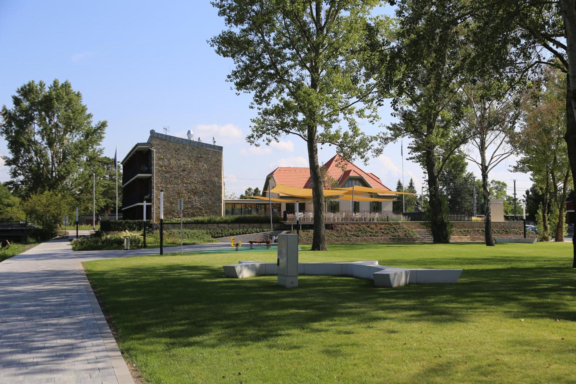 Hotel Fenyves Yacht Club Superior Balatonfenyves Exterior foto