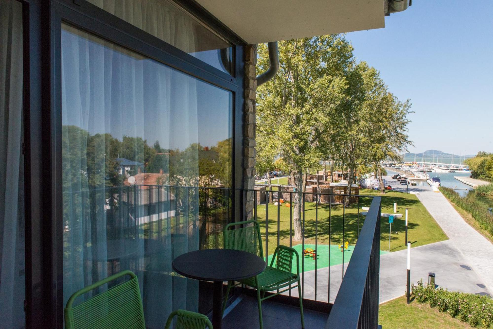 Hotel Fenyves Yacht Club Superior Balatonfenyves Exterior foto