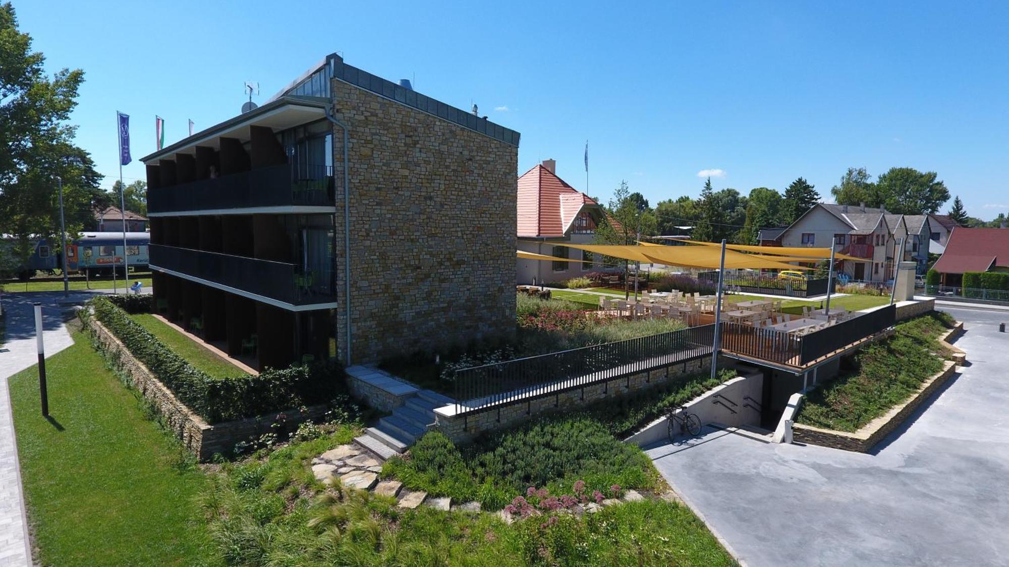Hotel Fenyves Yacht Club Superior Balatonfenyves Exterior foto